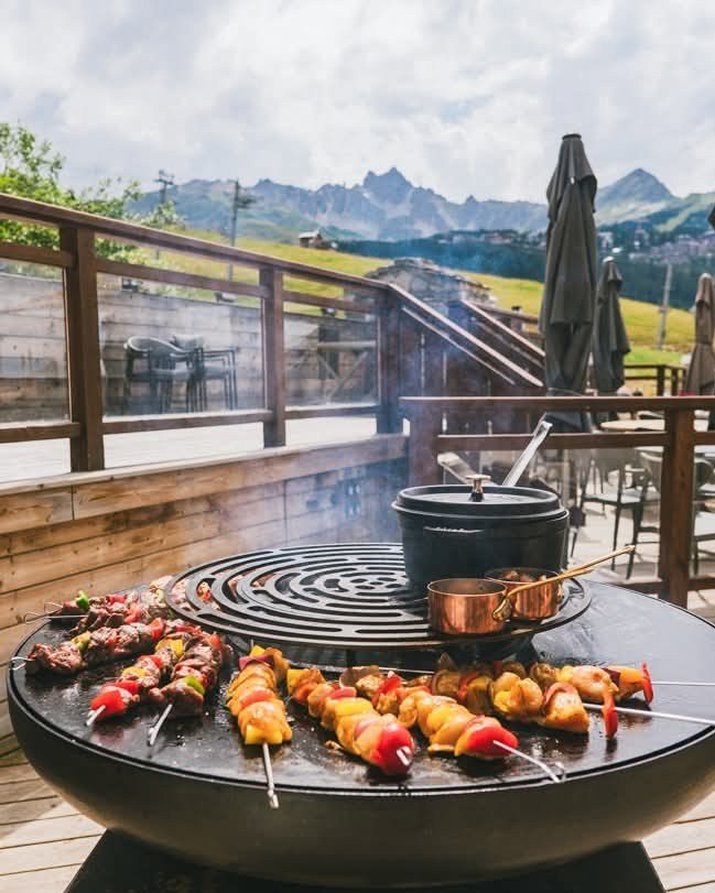 Braséro rond de 100, brochettes et marmite sur la plancha, terrasse face aux montagnes