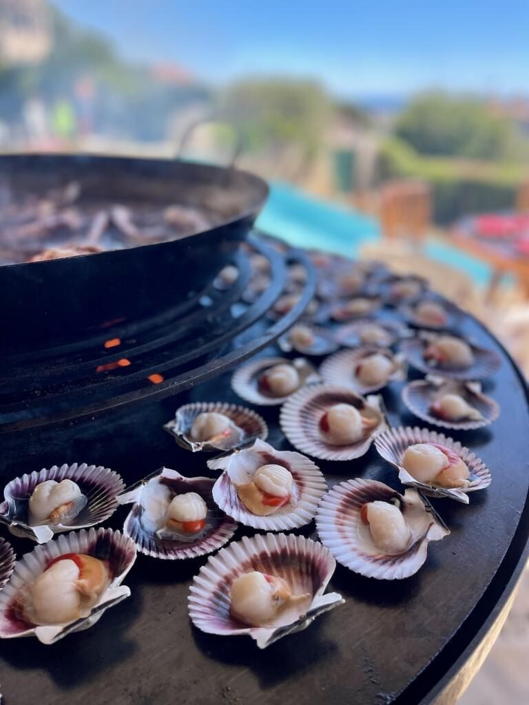Coquilles Saint-Jacques en ligne sur la plancha, au bord d'une piscine