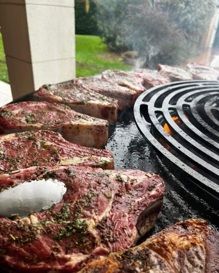 Côtes de bœuf et grille en spirale posées sur la plancha