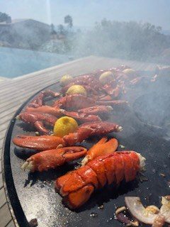 Homards grillés au citron sur la plancha d'un braséro de 100
