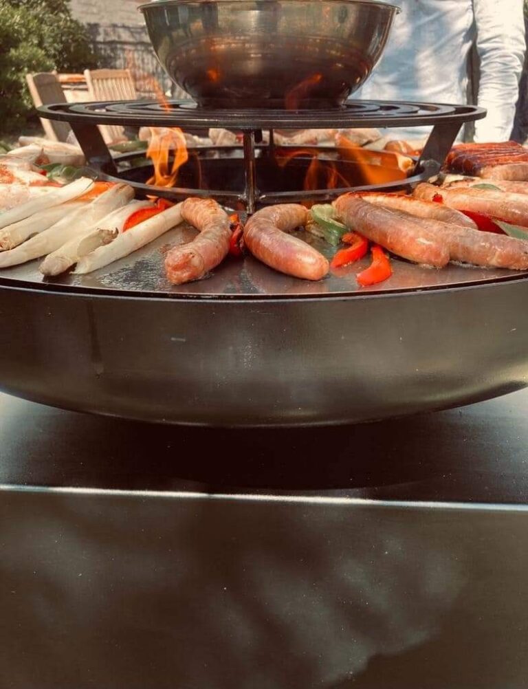 Saucisses, asperges et poivrons grillés sur le braséro rond de 100, vasque suspendue au-dessus