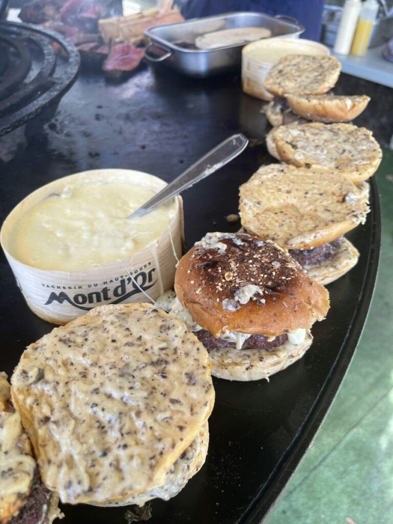 Petits burgers et pains grillés autour d'un Mont d'Or sur la plancha