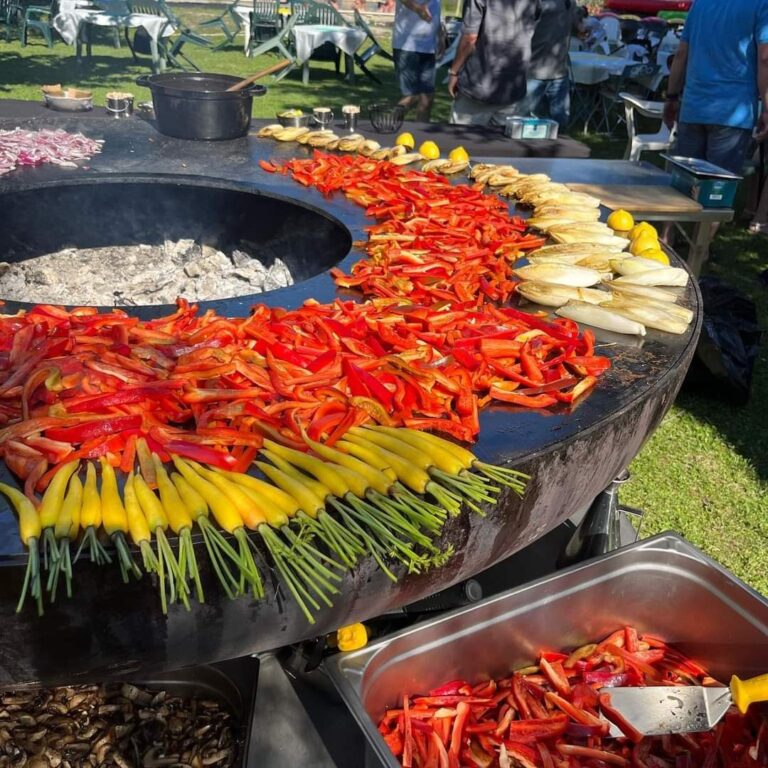 Poivrons, asperges et haricots jaunes en couronne sur le braséro de 150, en évènement