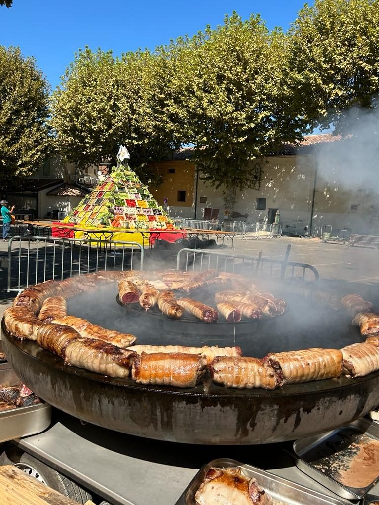 Rôtis de viande en couronne sur un braséro de 150