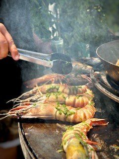 Gambas grillées à la pince sur un braséro de 80