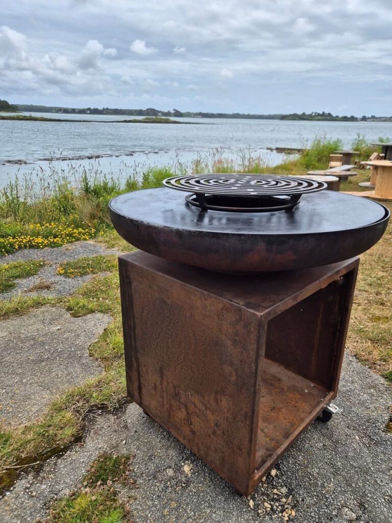 Braséro rond de 100 sur meuble en corten, face à la mer