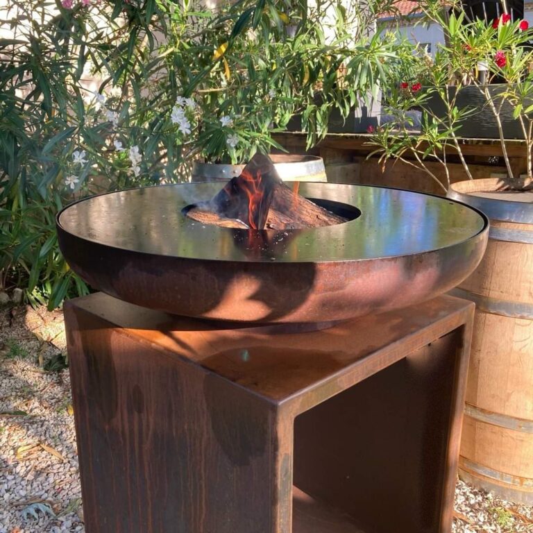 Braséro rond de 80 sur meuble en corten, jardin fleuri