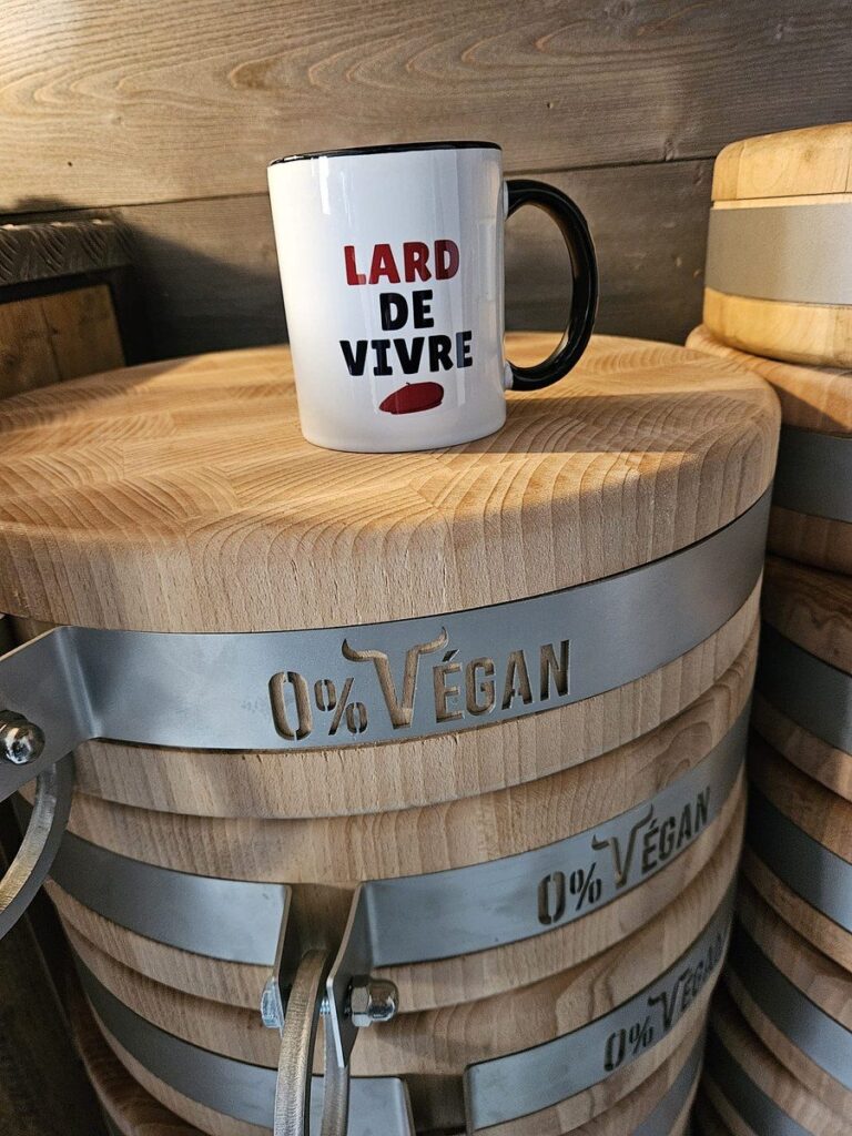 Mug « Lard de vivre » posé sur un billot de boucher gravé 0% Végan