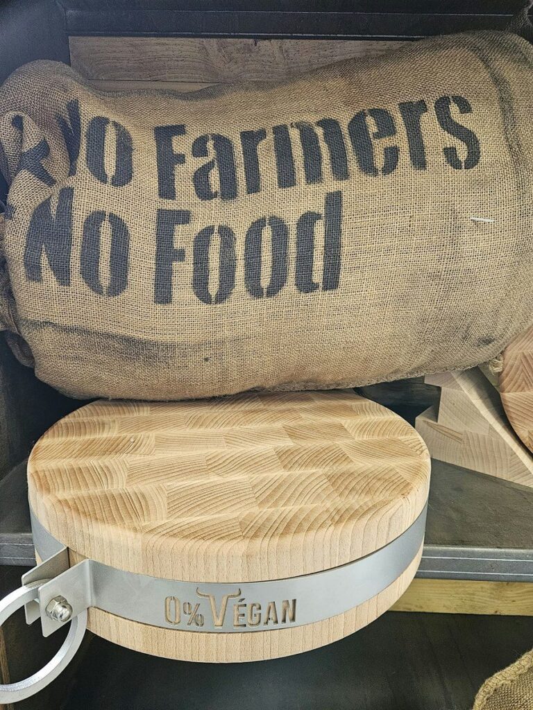 Sac de jute « No Farmers No Food » posé sur un billot de boucher