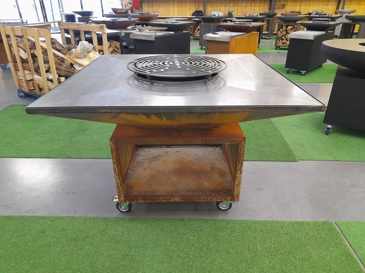Braséro carré Méditerranée 150 dans un showroom