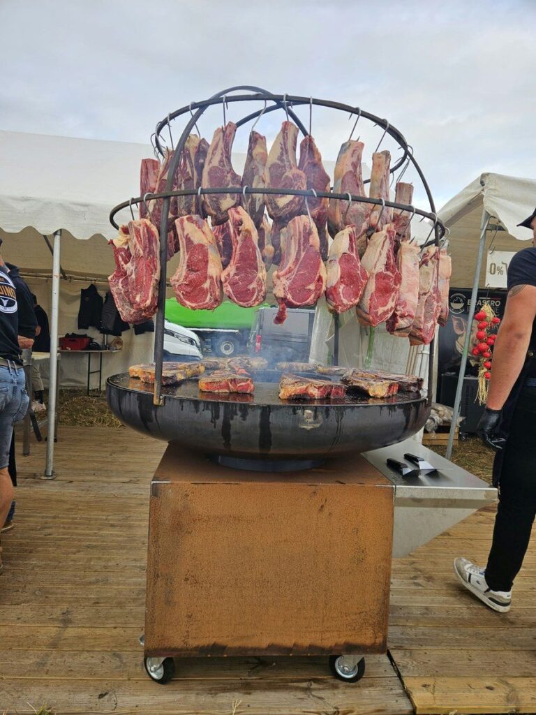 Braséro rond sur caisson en corten, avec cage et côtes de bœuf, en évènement