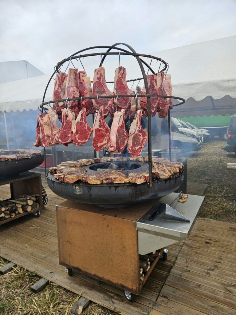 Braséro rond avec cage et côtes de bœuf, caisson en corten à roulettes