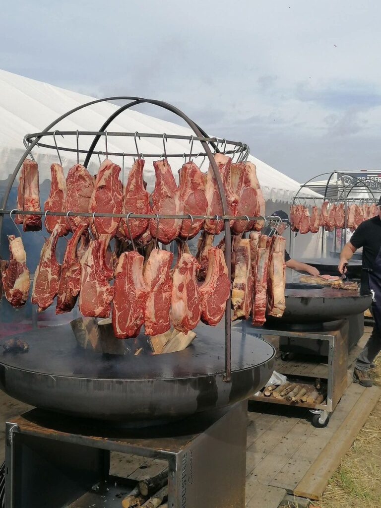 Cage pour braséro garnie de côtes de bœuf suspendues, en évènement