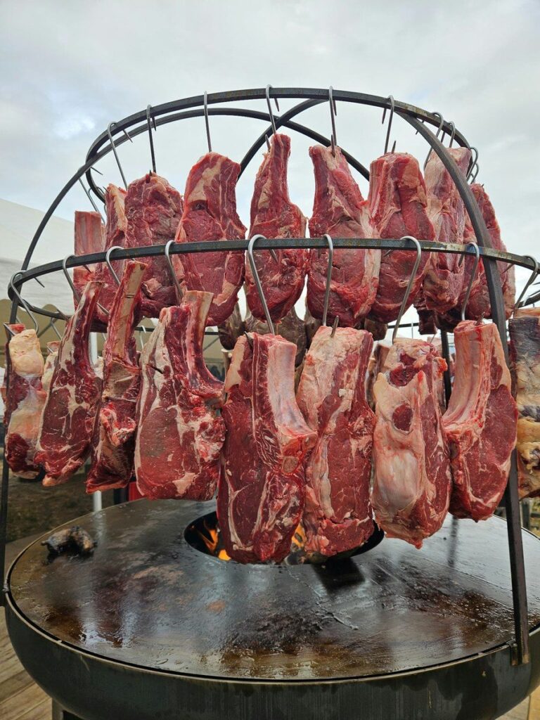 Côtes de bœuf suspendues dans la cage, au-dessus du foyer