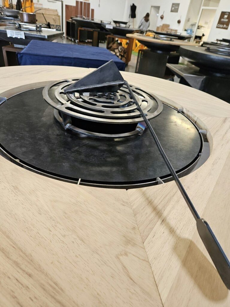 Tour en bois et capucin posé sur la grille du braséro