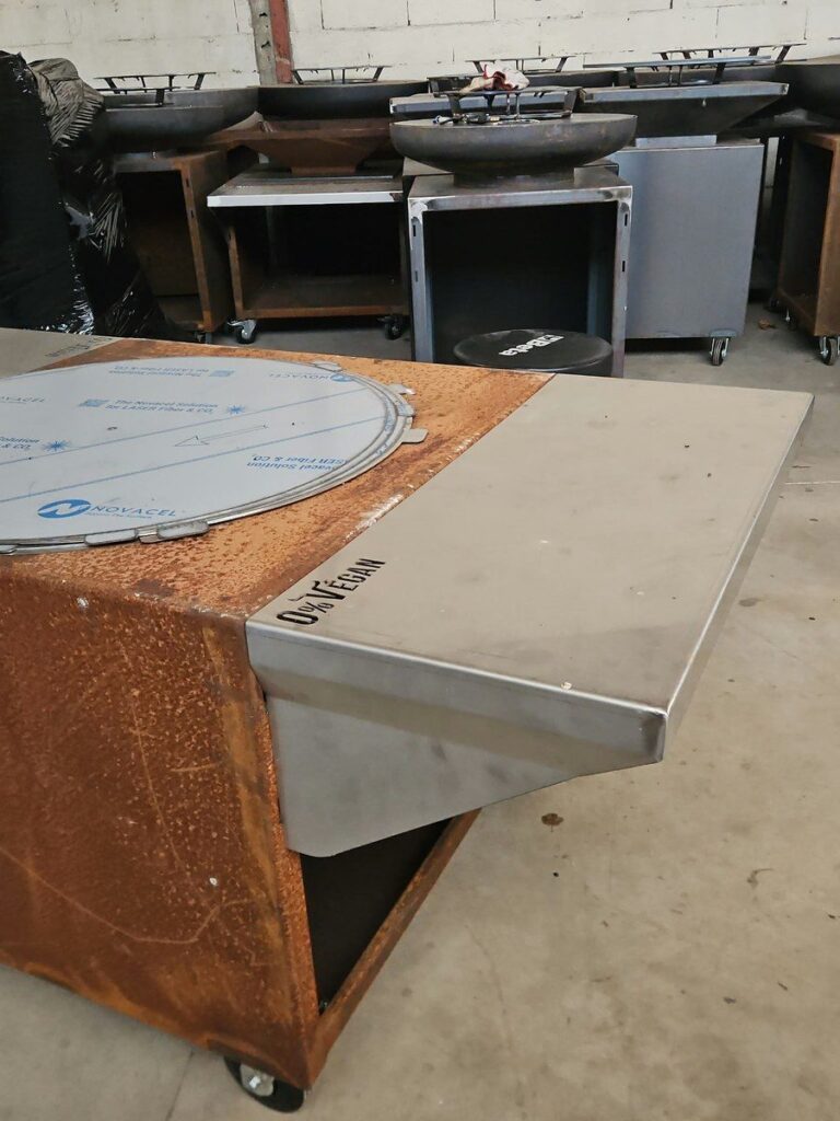 Caisson en corten gravé 0% Végan, avec son plateau inox