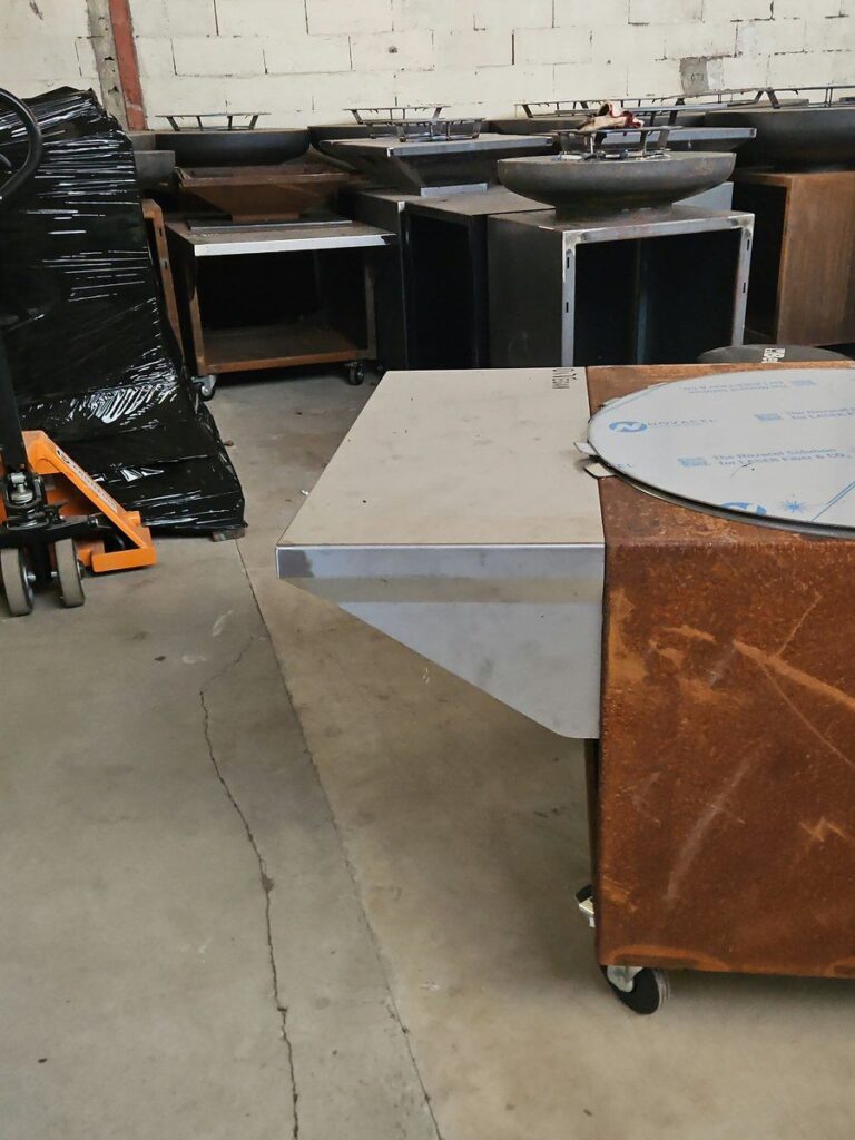 Caisson en acier corten avec plateau inox, sur chariot, à l'atelier