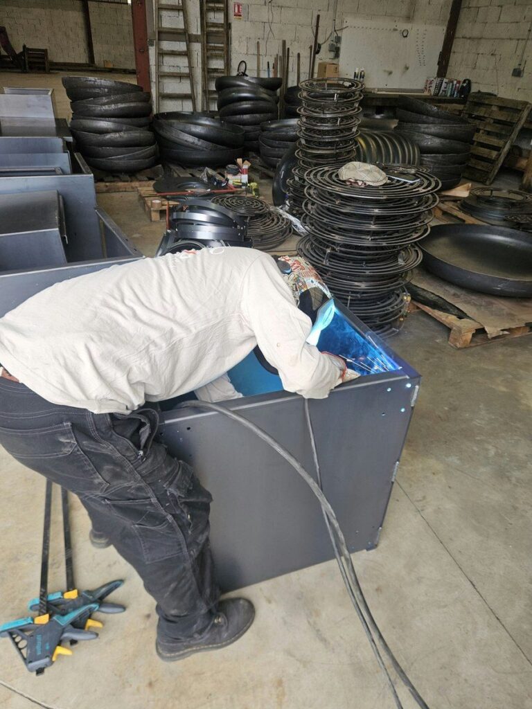 Soudure d'un caisson en acier à l'atelier