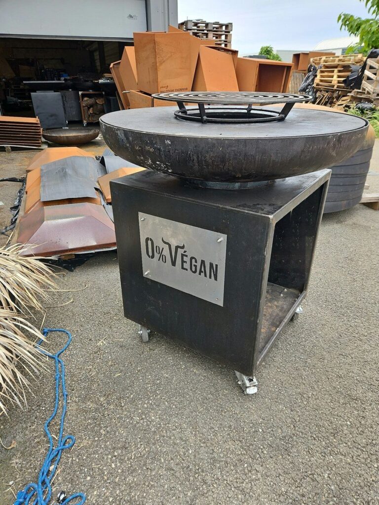 Braséro rond sur caisson noir gravé 0% Végan, devant l'atelier