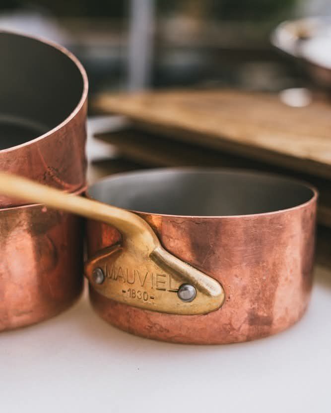 Casseroles en cuivre posées près du braséro