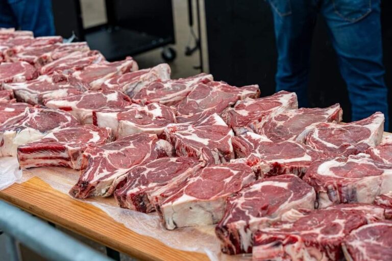 Côtes de bœuf crues sur une planche en bois
