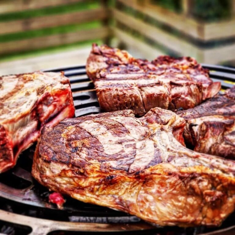Côtes de bœuf grillées sur la grille, gros plan