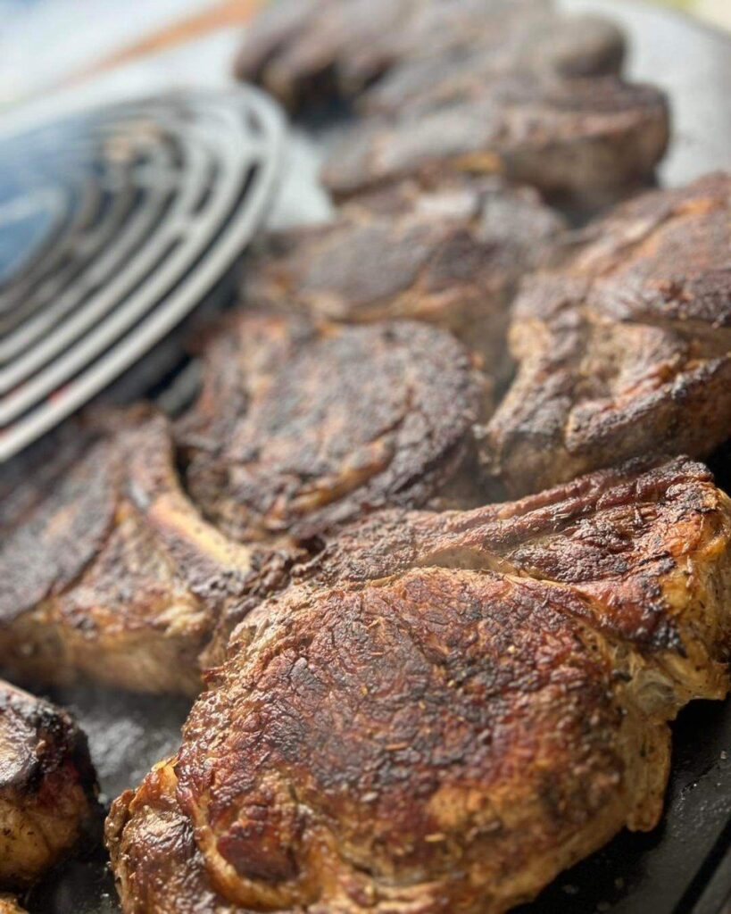 Côtes de bœuf grillées à côté de la grille en spirale