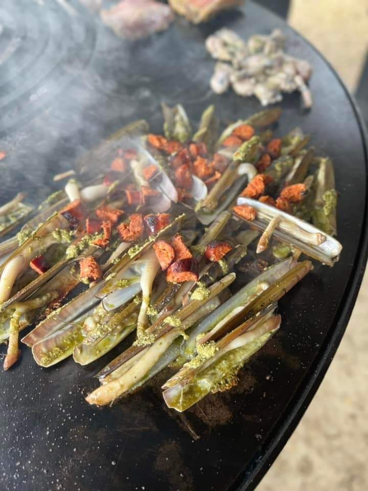 Couteaux de mer et chorizo grillés sur la plancha