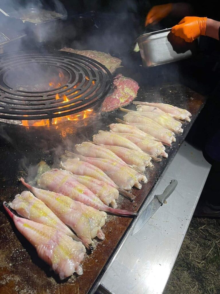 Filets de poisson grillés sur la plancha, grille en spirale à côté