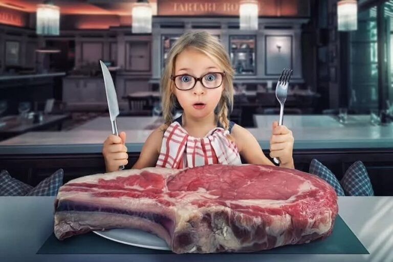 Illustration humoristique : une fillette à lunettes devant une énorme côte de bœuf