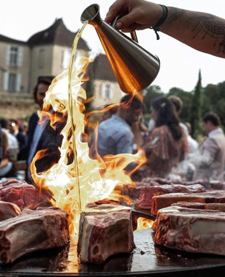 Flambage de côtes de bœuf arrosées d'huile chaude