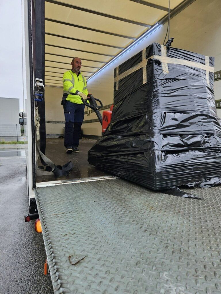 Braséro emballé glissé dans la remorque d'un camion de livraison