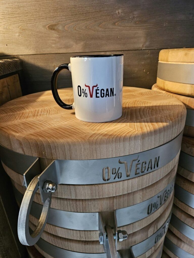 Mug 0% Végan posé sur un billot de boucher