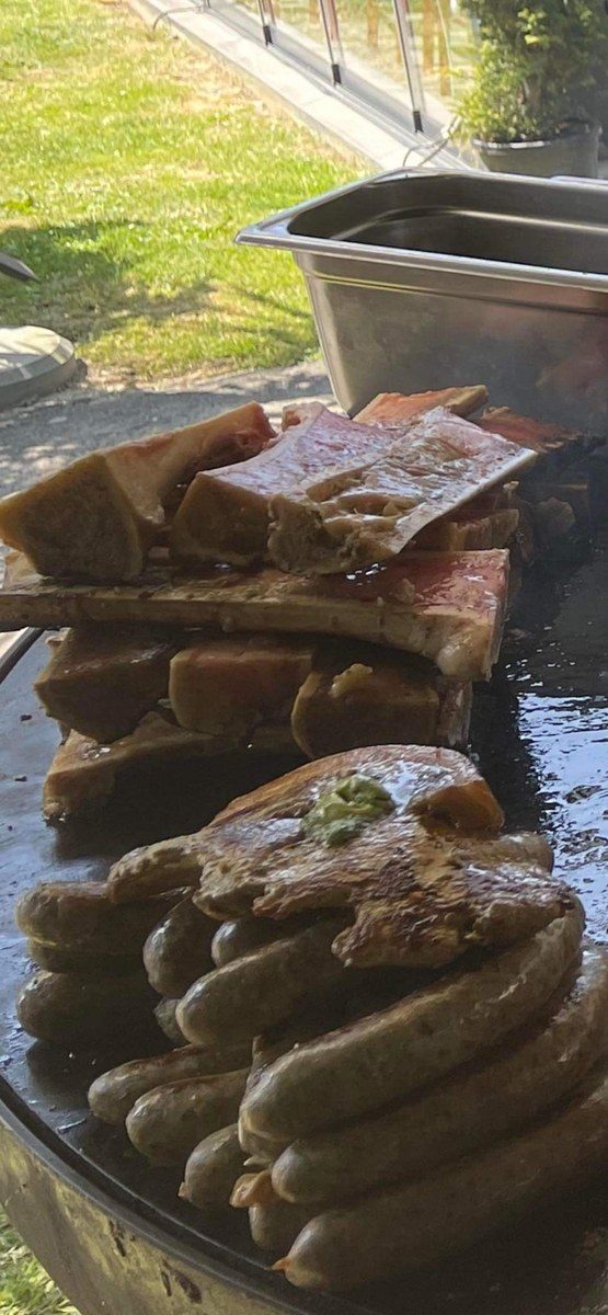 Os à moelle, côte de bœuf au beurre persillé et saucisses empilées sur la plancha