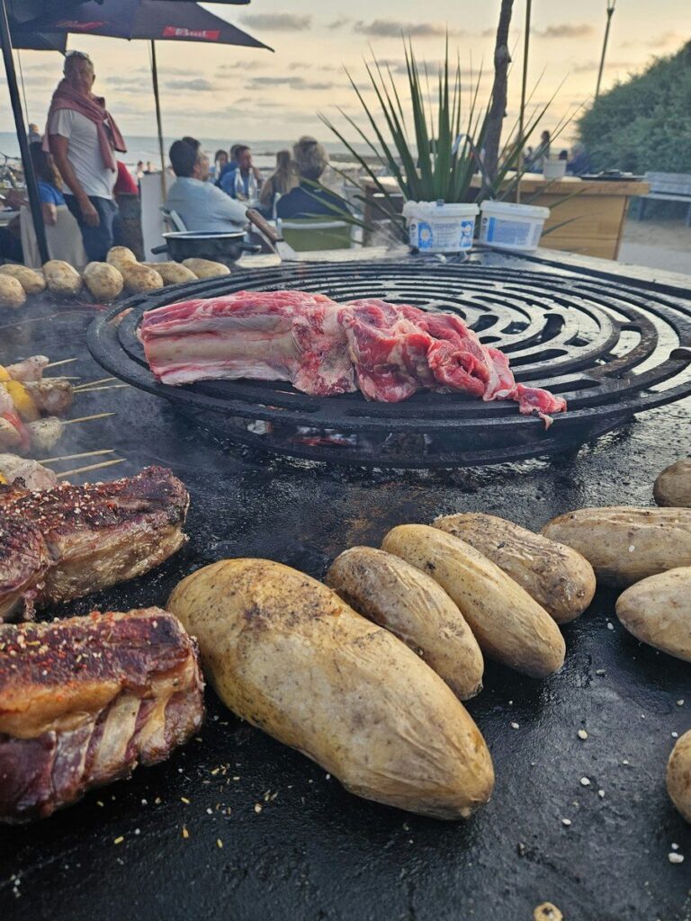 Côte de bœuf sur la grille en spirale, pommes de terre en gros plan