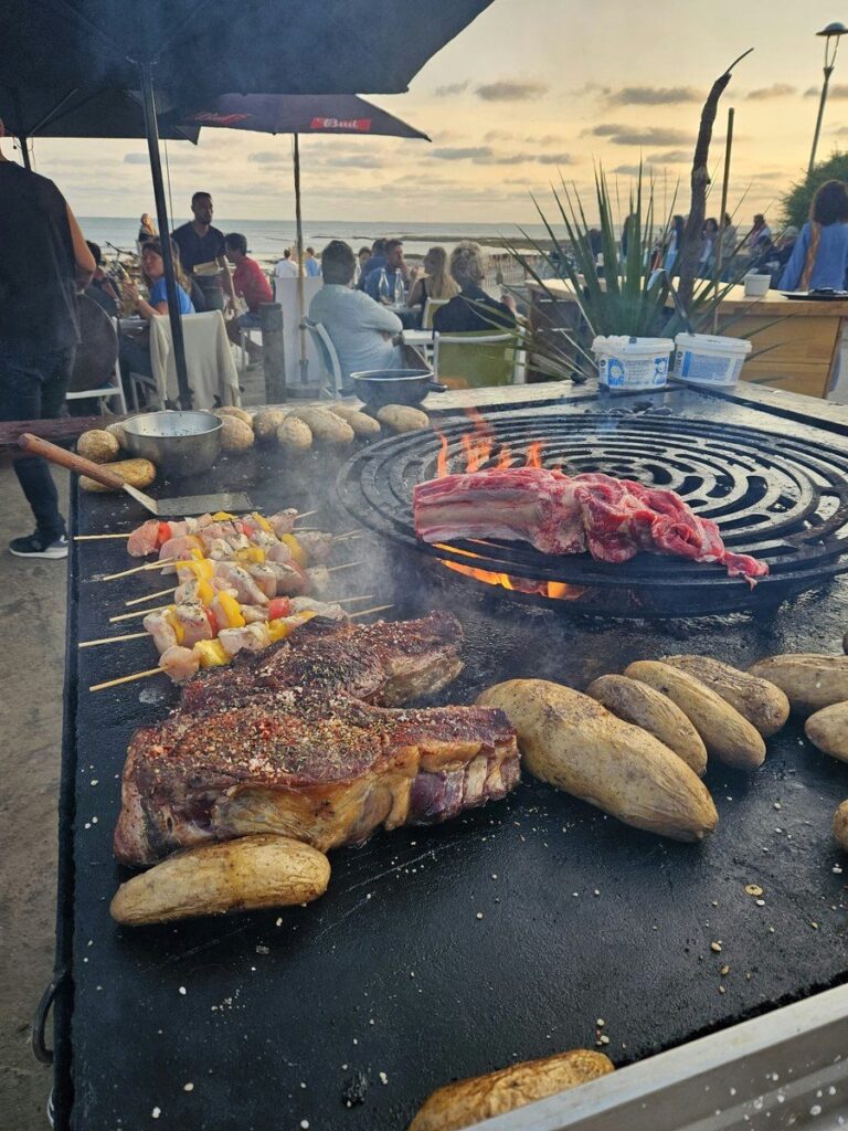 Plancha en bord de mer au coucher du soleil, vue d'ensemble