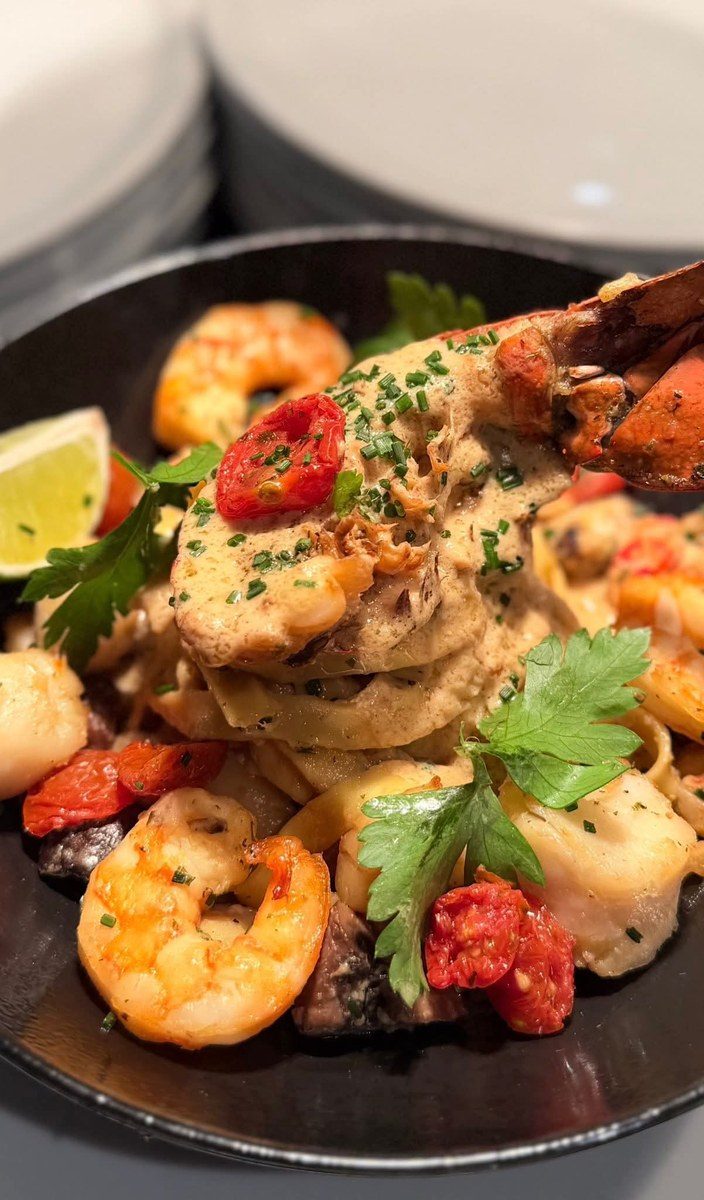 Poêle en fonte de crevettes et fruits de mer au persil
