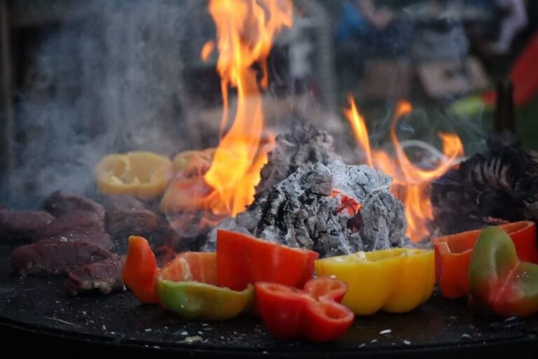Poivrons, viandes et braises autour des flammes