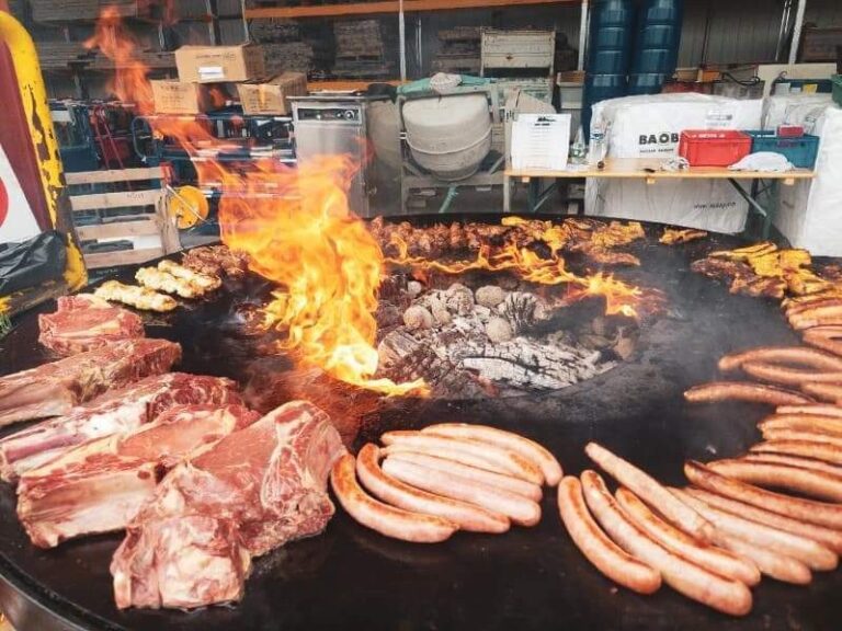 Côtes de bœuf et saucisses en cercle autour du feu