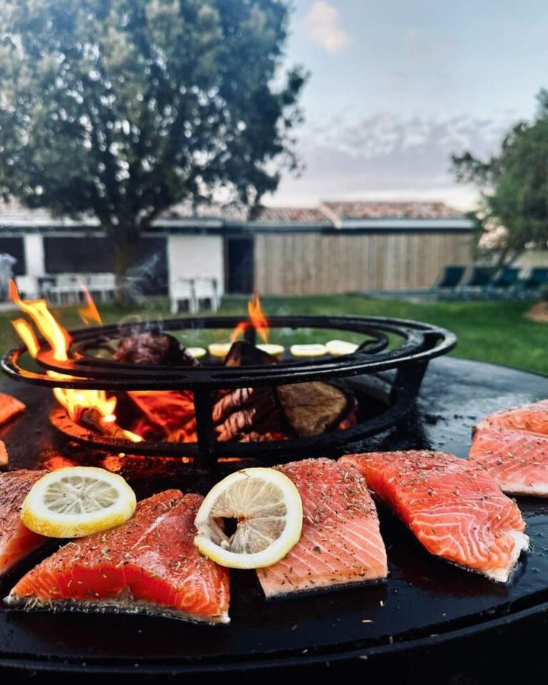 Pavés de saumon et citrons sur la plancha d'un braséro