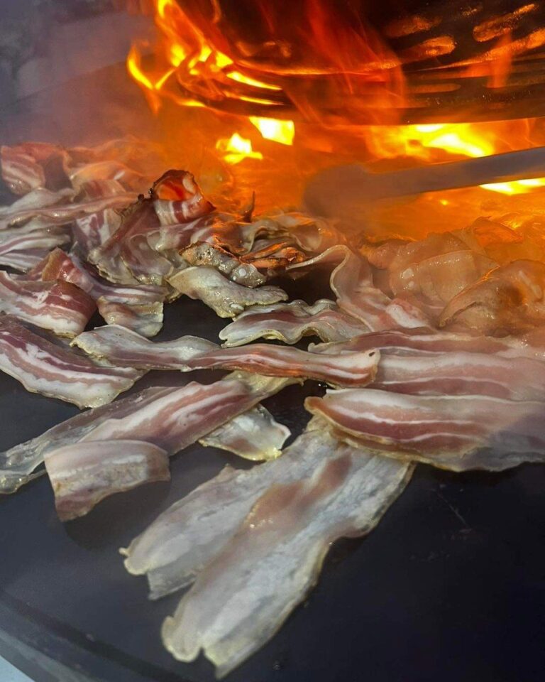 Tranches de lard grillées devant les flammes