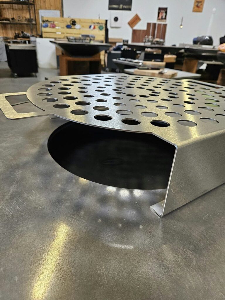 Grille à escargots en inox et son support, vue de profil