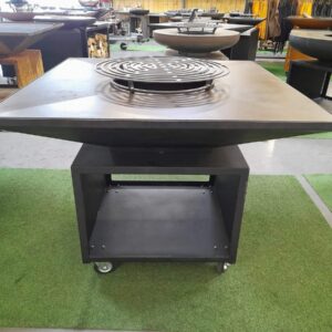 Braséro carré Méditerranée 125 noir sur meuble, avec grille ronde