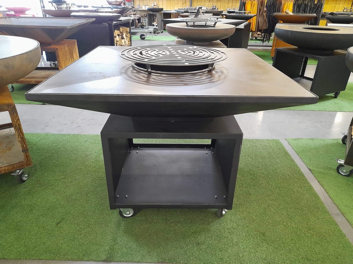 Braséro carré Méditerranée 125 noir sur meuble, avec grille ronde