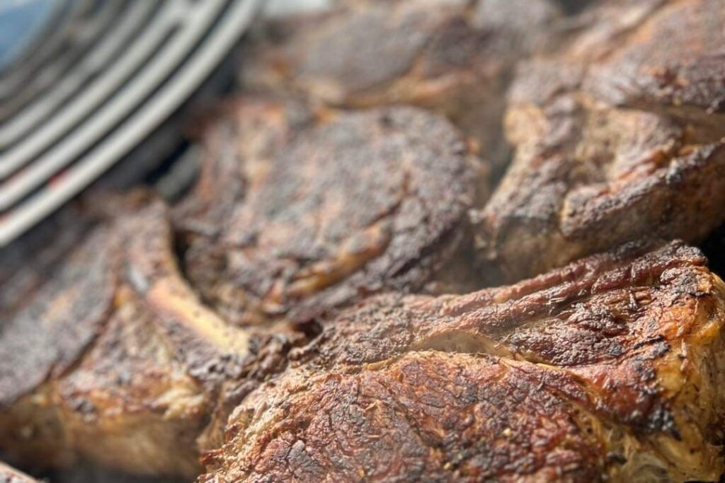 Côtes de bœuf grillées à côté de la grille en spirale, croûte bien saisie