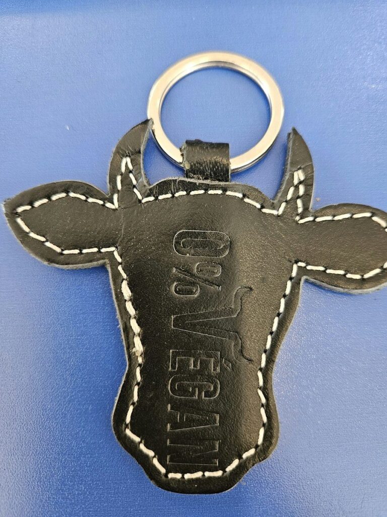 Porte-clés en cuir noir en forme de tête de vache, gravé 0% Végan
