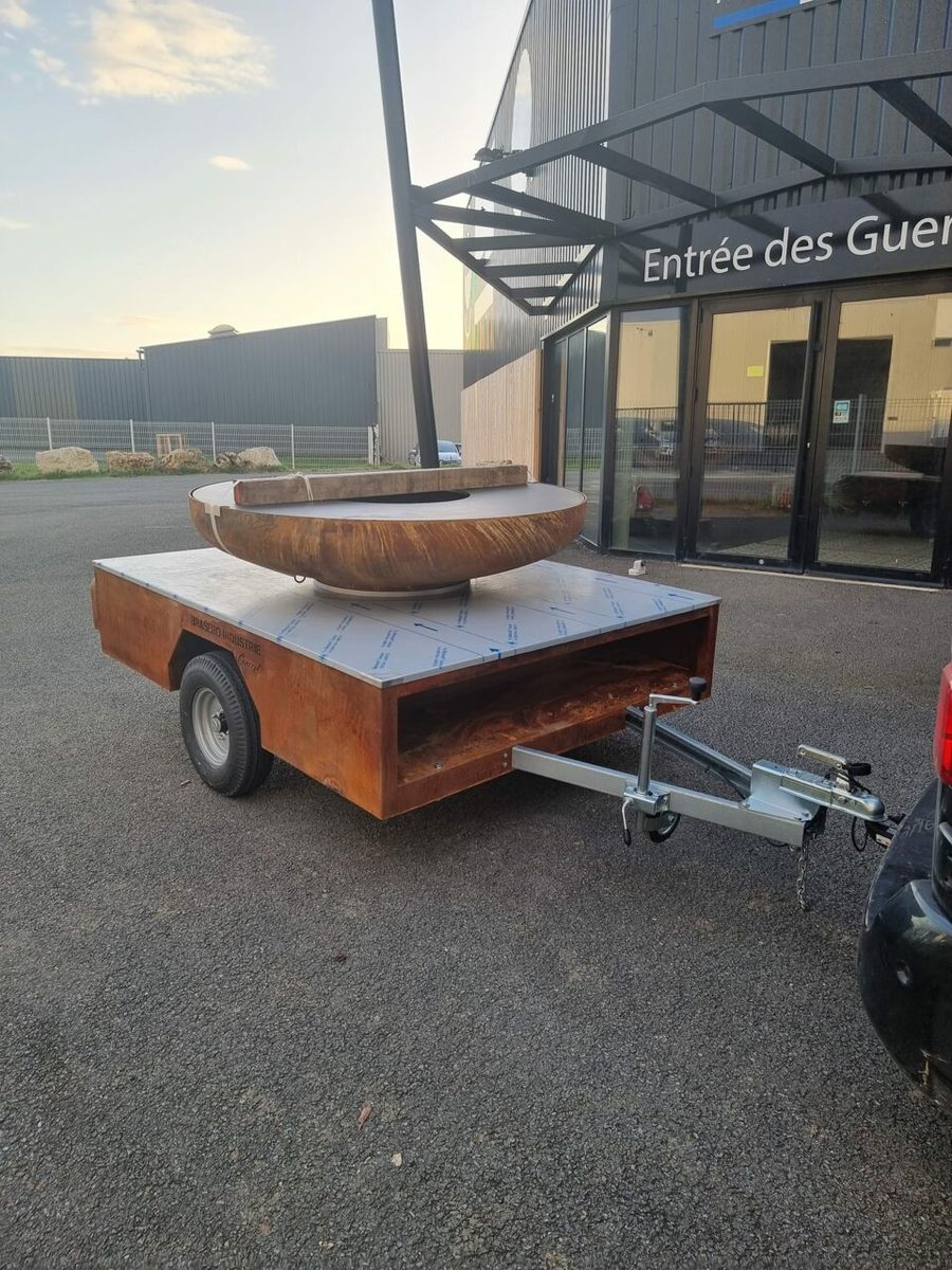 Remorque braséro 125 / 150 devant un bâtiment