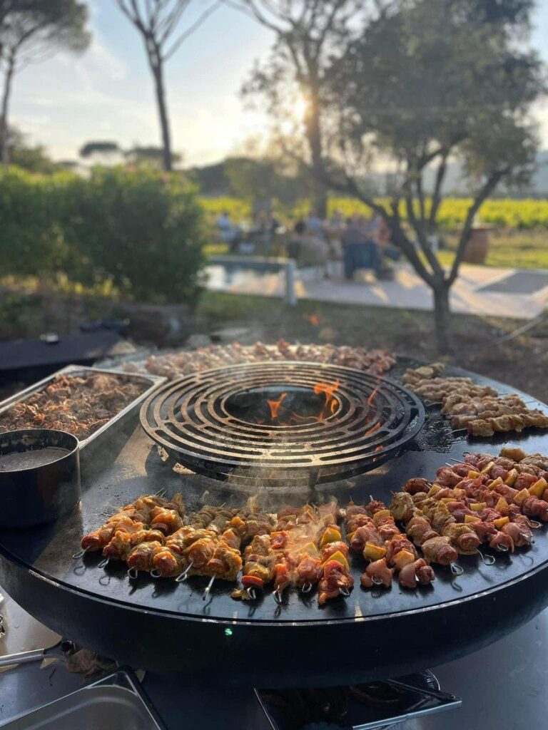 Plancha d'un braséro de remorque garnie de brochettes, au coucher du soleil