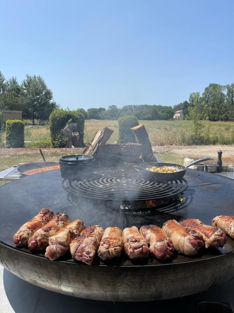 Braséro de remorque en plein champ, rôtis en couronne