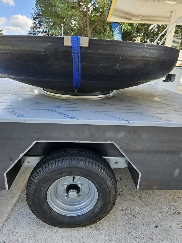 Plateau en inox et flanc de la remorque, vasque du braséro sanglée dessus